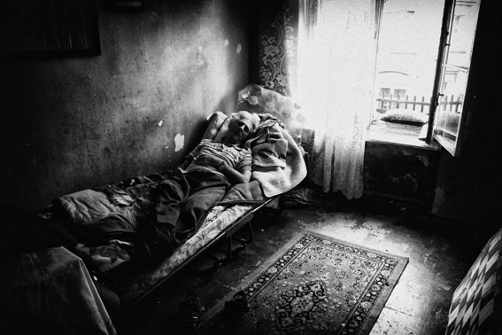 2012.07.17 Poland, Wroclaw Schorowany mezczyzna w mieszkaniu