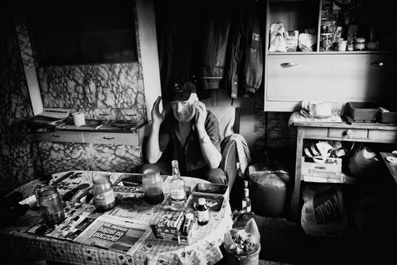 2012.07.19Poland, Wroclaw, samotny mezczyzna przy stole na s