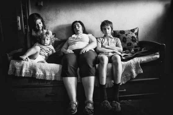 2012.08.24Poland, Wroclaw, Zmeczona matka z dziecmi w upalny